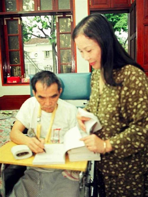 Vợ chồng nhà văn Hoàng Phủ Ngọc Tường. Ảnh: N.Đ.T