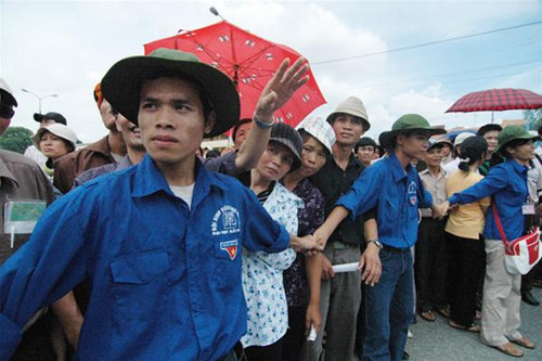Sinh viên tình nguyện tiếp sức mùa thi trong đợt thi khối A vừa qua. Ảnh: Hồng Vĩnh