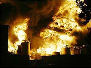 Nhà máy chìm trong biển lửa