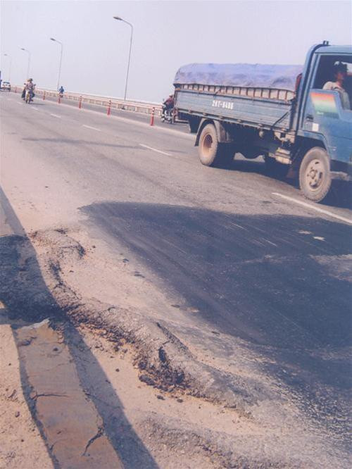Vết bê tông dồn cục lên trên cầu Thăng Long Vết bê tông dồn cục lên trên cầu Thăng Long