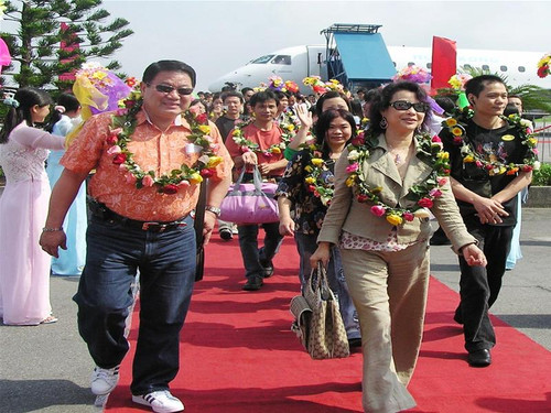 68 du khách đầu tiên đến Đồ Sơn bằng chuyến bay thẳng từ Macau đến sân bay Cát Bi, Hải Phòng chiều 26/4. Ảnh : Phạm Duẩn