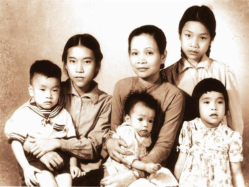 Bà Trịnh Thị Uyên và các con (người con cả lúc này đang học ở Đức). Ảnh chụp quãng năm 1958 Bà Trịnh Thị Uyên và các con (người con cả lúc này đang học ở Đức). Ảnh chụp quãng năm 1958