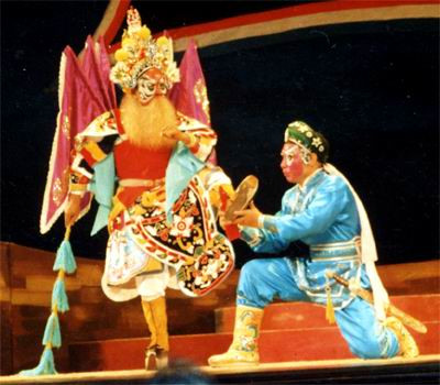 Một cảnh đi ngựa trong hát bội. Ảnh: VNN