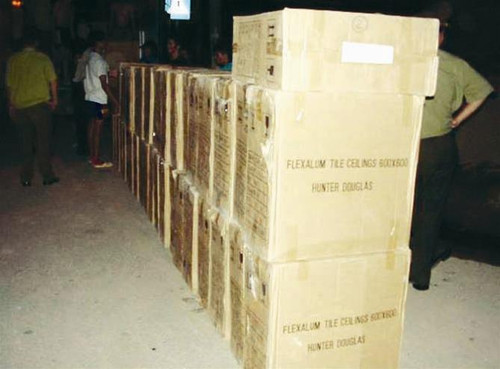 Cơ quan chức năng thu giữ tấm trần kim loại giả hiệu Hunter Douglas.