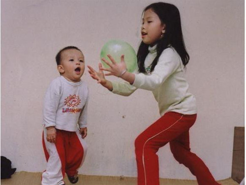Vợ thầy giáo Khoa giờ đây là người lo lắng nhất, chị lo cho cái gia đình bé bỏng này... Trong ảnh : Hai con nhỏ của thầy Khoa (ảnh tư liệu gia đình)