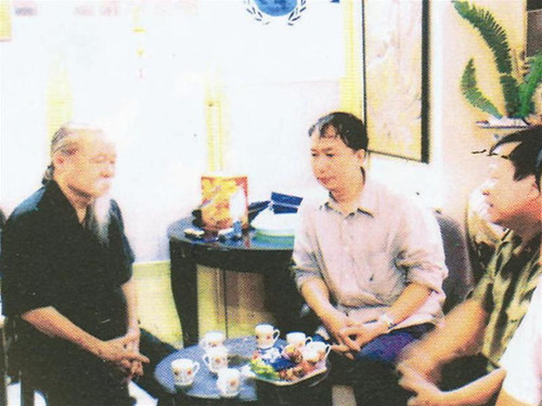 Ông Hà Huy Đỉnh (ngoài cùng bên trái) làm việc với Tổ công tác Viện Lịch sử Quân sự VN về sự kiện tại Dinh Độc Lập ngày 30/4/1975