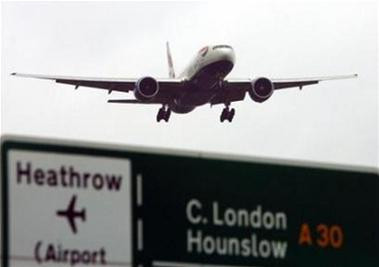 Một chiếc máy bay đang hạ cánh xuống sân bay Heathrow (Reuters)