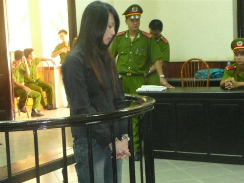 Bị cáo Lê Thị Bình trước tòa. Ảnh : B.L