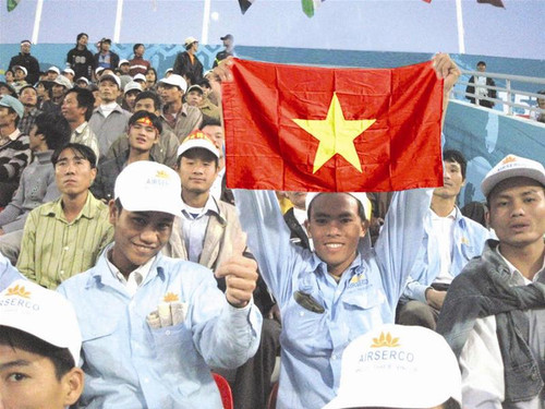 Hàng trăm lao động do AIRSERCO đưa đi làm việc tại Qatar đã được tạo điều kiện đến cổ vũ cho đội tuyển bóng đá Việt Nam tại ASIAD 15. Hàng trăm lao động do AIRSERCO đưa đi làm việc tại Qatar đã được tạo điều kiện đến cổ vũ cho đội tuyển bóng đá Việt Nam tại ASIAD 15.