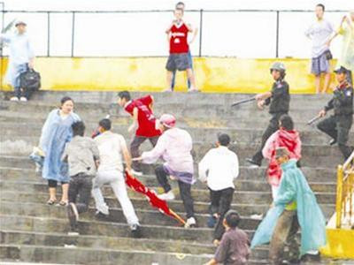 Các CĐV rượt đuổi nhau trên khán đài sân Vinh