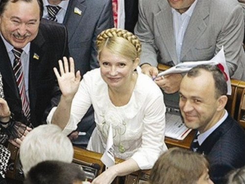 Bà Tymoshenko (giữa) Bà Tymoshenko (giữa)