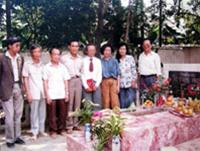 Đoàn nhà văn viếng mộ cụ Vũ Trọng Phụng tại Hà Nội.