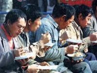 Lao động từ vùng nông thôn ăn trưa tại xí nghiệp ở Thượng Hải - Ảnh: Reuters Lao động từ vùng nông thôn ăn trưa tại xí nghiệp ở Thượng Hải - Ảnh: Reuters