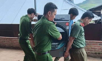 Điện Biên: Hình ảnh cán bộ chiến sỹ công an giúp dân sơ tán, khơi thông đường sạt lở