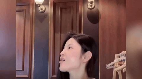 Chu Thanh Huyền hôn Quang Hải trên livestream.