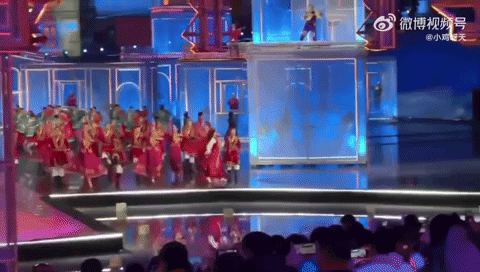 Địch Lệ Nhiệt Ba ngã rạn xương sau sự cố trượt chân ở gala Xuân Vãn. Ảnh: Weibo. Địch Lệ Nhiệt Ba ngã rạn xương sau sự cố trượt chân ở gala Xuân Vãn. Ảnh: Weibo.