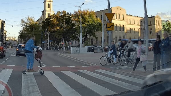 Vội vàng qua đường, thanh niên bị ô tô húc văng