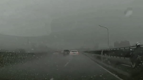 Sedan mất lái đâm vào xe bên cạnh