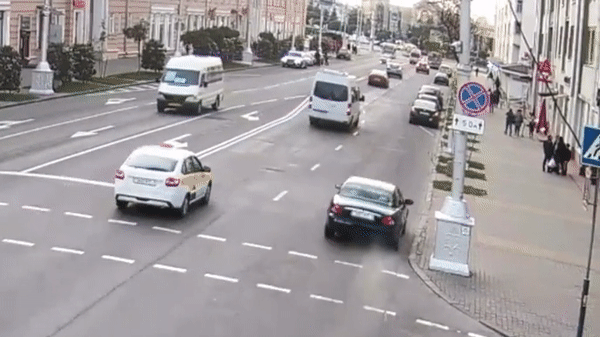 Sedan vượt phải tông vào ô tô đỗ bên đường