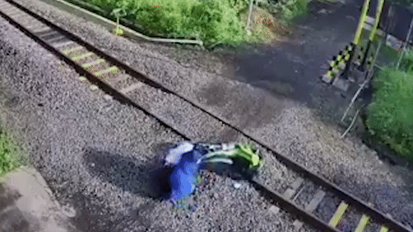 Xe máy mắc kẹt trên đường ray bị tàu hỏa cán 