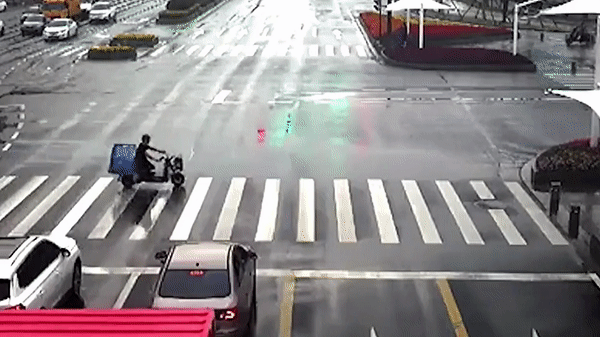 Xe ba gác bị tông nát khi đi qua đường