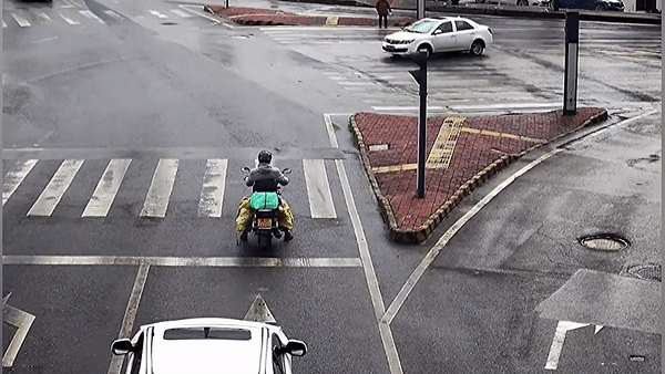 Ô tô trượt bánh gây 'thảm cảnh' cho xe máy