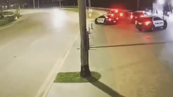 Phóng tốc độ cao, ô tô lao vào cột điện ngay trước mắt cảnh sát