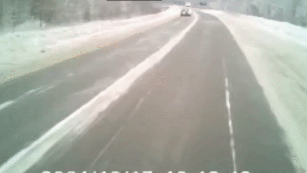 Mất lái trên đường, sedan gây họa cho xe tải