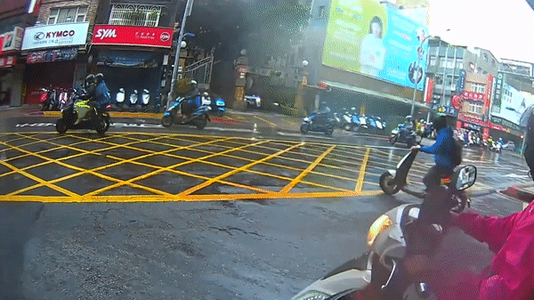 Vượt đèn đỏ, xe máy gây va chạm mạnh