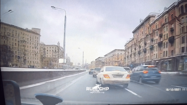 Ô tô lấn làn phải nhận cái kết đắng