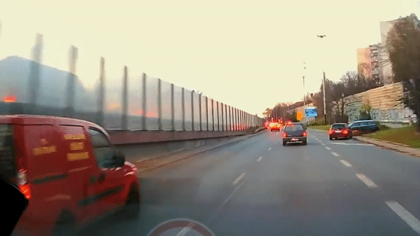 Va chạm, ô tô mất lái rồi lật ngửa