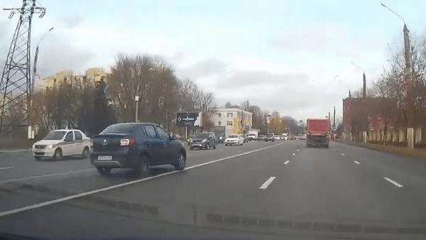 Sedan mất lái gây họa cho hàng loạt ô tô