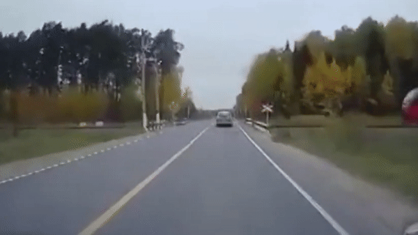 Ô tô bị tàu hỏa tông văng khi đi qua đường ray