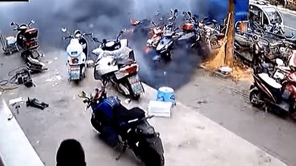 Pin xe máy điện đột nhiên bốc cháy dữ dội