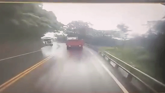 Xe tải mất lái tông vào xe ngược chiều 