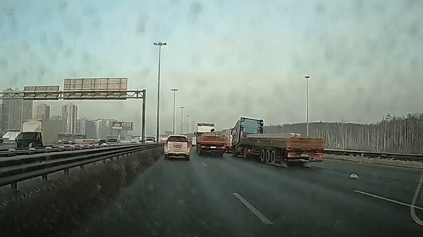 Né va chạm, xe tải tông dải phân cách