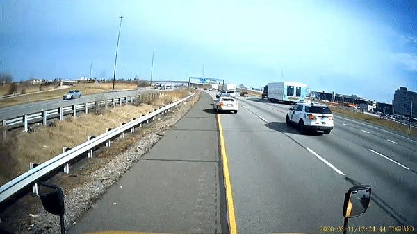 Xe container phanh không kịp, đâm vào ôtô giữa đường