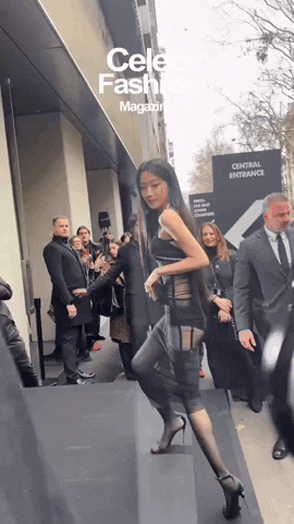 Ngày 24/2 (giờ địa phương) Moon Ga Young xuất hiện với vẻ ngoài gợi cảm trong bộ váy xuyên thấu, tại buổi trình diễn bộ sưu tập FW24 dành cho nữ của Dolce & Gabbana, thuộc khuôn khổ Tuần lễ thời trang Milan (Milan Fashion Week). Ảnh: Twitter. Ngày 24/2 (giờ địa phương) Moon Ga Young xuất hiện với vẻ ngoài gợi cảm trong bộ váy xuyên thấu, tại buổi trình diễn bộ sưu tập FW24 dành cho nữ của Dolce & Gabbana, thuộc khuôn khổ Tuần lễ thời trang Milan (Milan Fashion Week). Ảnh: Twitter.