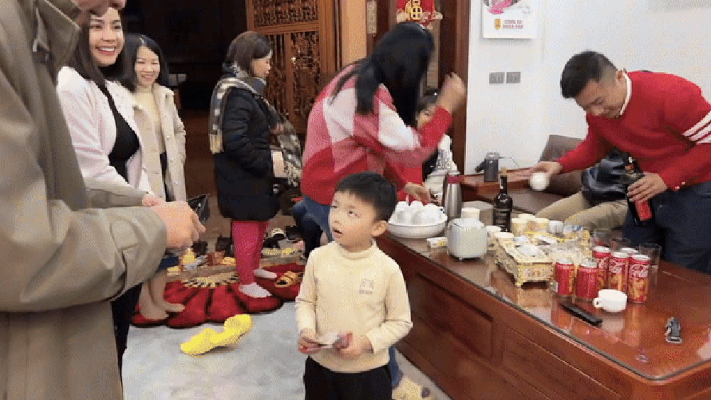 Gia đình nhỏ đón rất đông khách tới chúc Tết ngày đầu năm (Ảnh cắt từ clip).