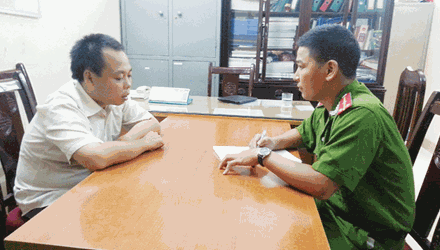 Trần Thanh Bình (trái) tại cơ quan điều tra