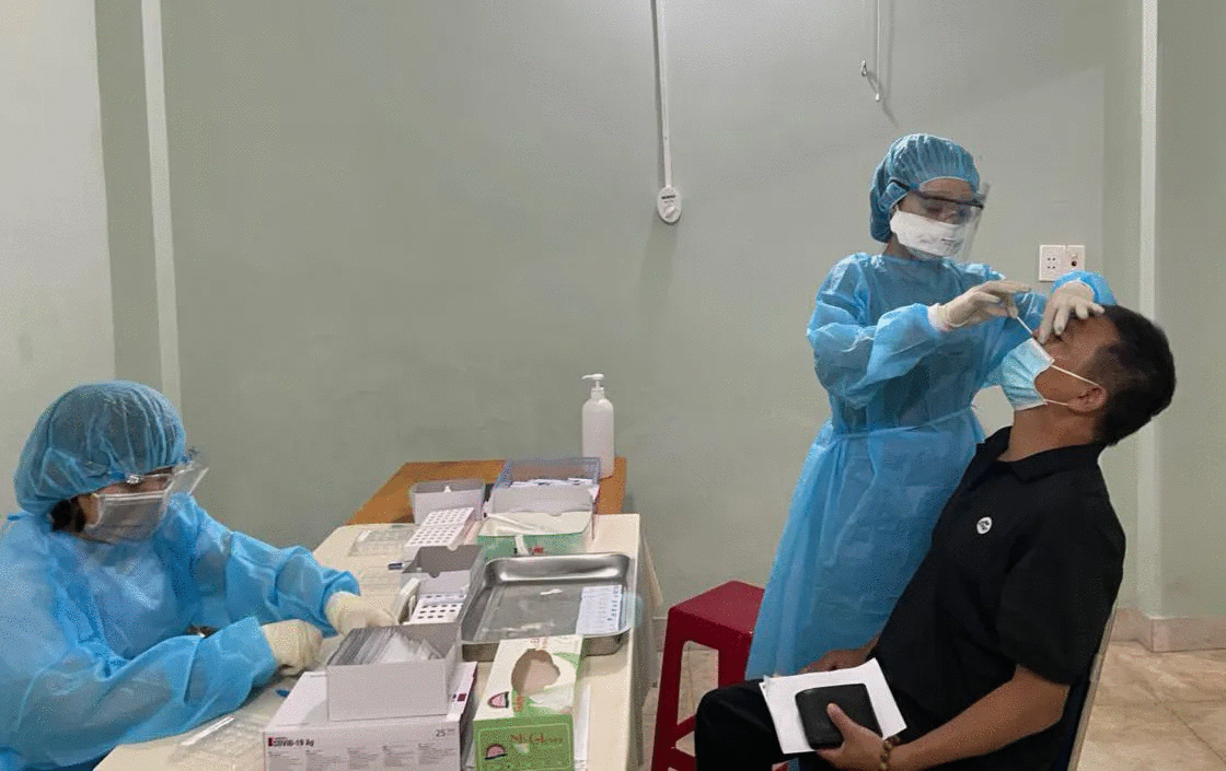 Ngành Y tế Đắk Lắk lấy mẫu xét nghiệm các bệnh nhân liên quan đến ca mắc COVID-19