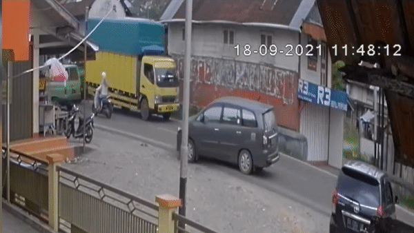 Xe container mất lái đâm hàng loạt ô tô