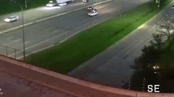 Va gầm xuống đường, ô tô bốc cháy