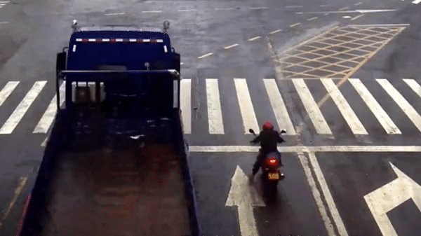 Mũ bảo hiểm cứu mạng người phụ nữ đi xe máy