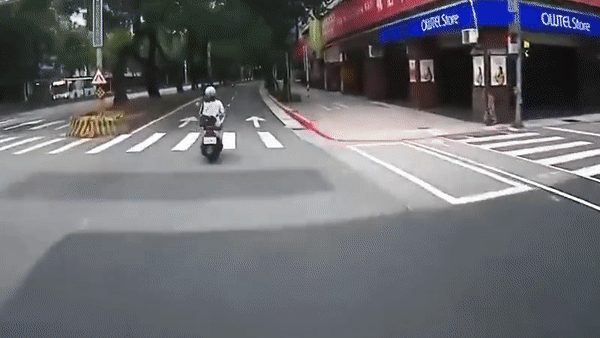 Xe máy bất ngờ trượt bánh, người lái ngã lăn xuống đường