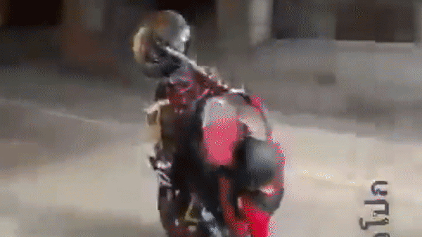 Bốc đầu thể hiện, thanh niên lái xe máy nhận kết 'đắng'