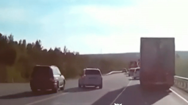 Land Cruiser bị ô tô húc lộn nhiều vòng trên đường