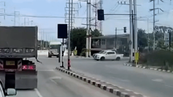 Vượt đèn đỏ, xe đầu kéo húc văng bán tải