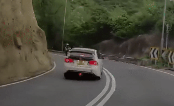 Ôm cua ẩu, ô tô tông ngã xe máy ngược chiều