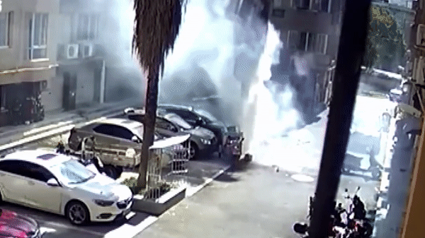 Đốt pháo dưới đường gây cháy ô tô ở Trung Quốc